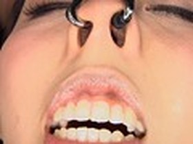 【美鼻限定】可愛い子ちゃんのお鼻がオヤジの臭い口臭・唾液で舐め犯されるビデオ　サンプル画像06